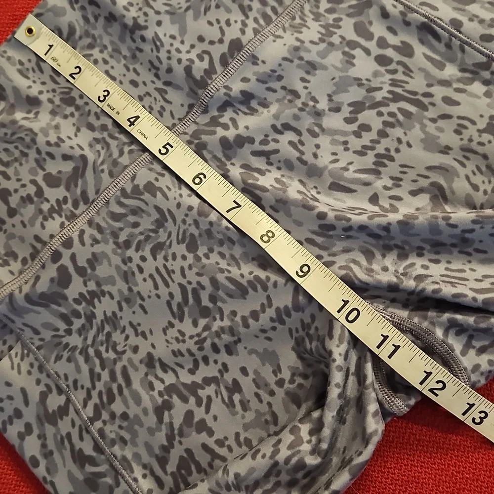 ATHLETA Salutation stash pocket II print Capri.Med. Gray